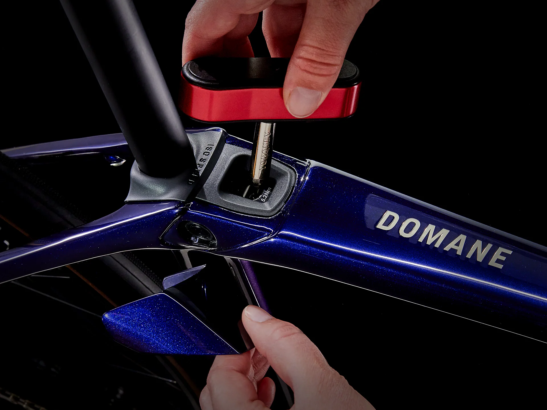 Trek Domane SL 6 ETap Gen 4 Deep Dark Blue 11 Trek Domane SL 6 ETap Gen 4 Deep Dark Blue – Image 9